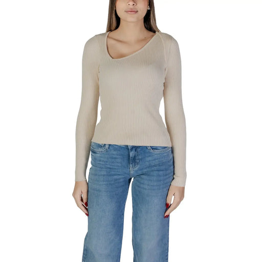 chemise beige côtelée à manches longues top avec une encolure ronde en viscose et nylon de la collection de tricots blancs pour femmes Vila