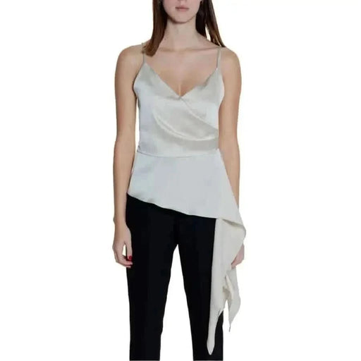 Silence Frauen Top: Weißer asymmetrischer Spaghettiträger top mit drapiertem Seitenteil