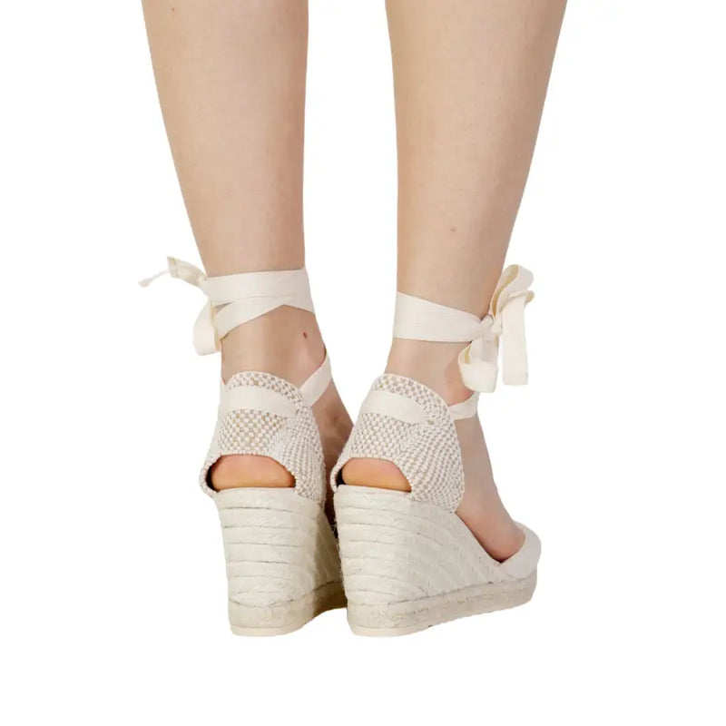 Cream-colored espadrille wedge sandals with woven texture and ankle ties in white cotton size 6.5 for women