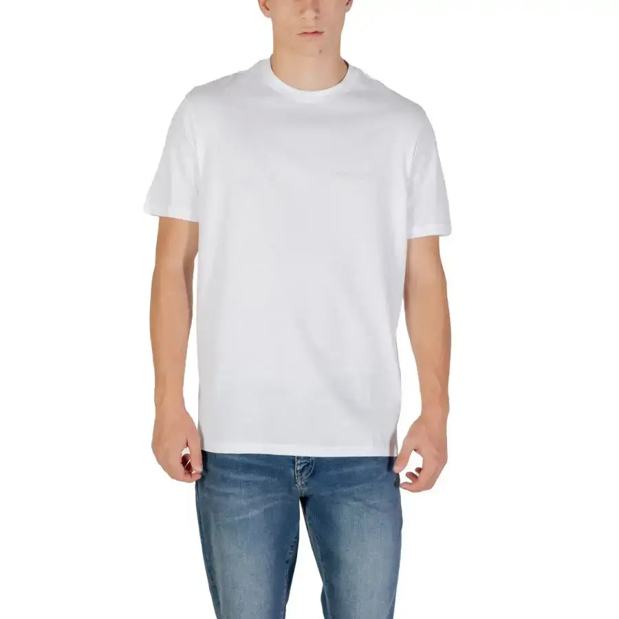 Blanc à manches courtes T-shirt porté avec un jean bleu sur une personne, idéal pour un t-shirt bleu sarcelle à col rond pour homme