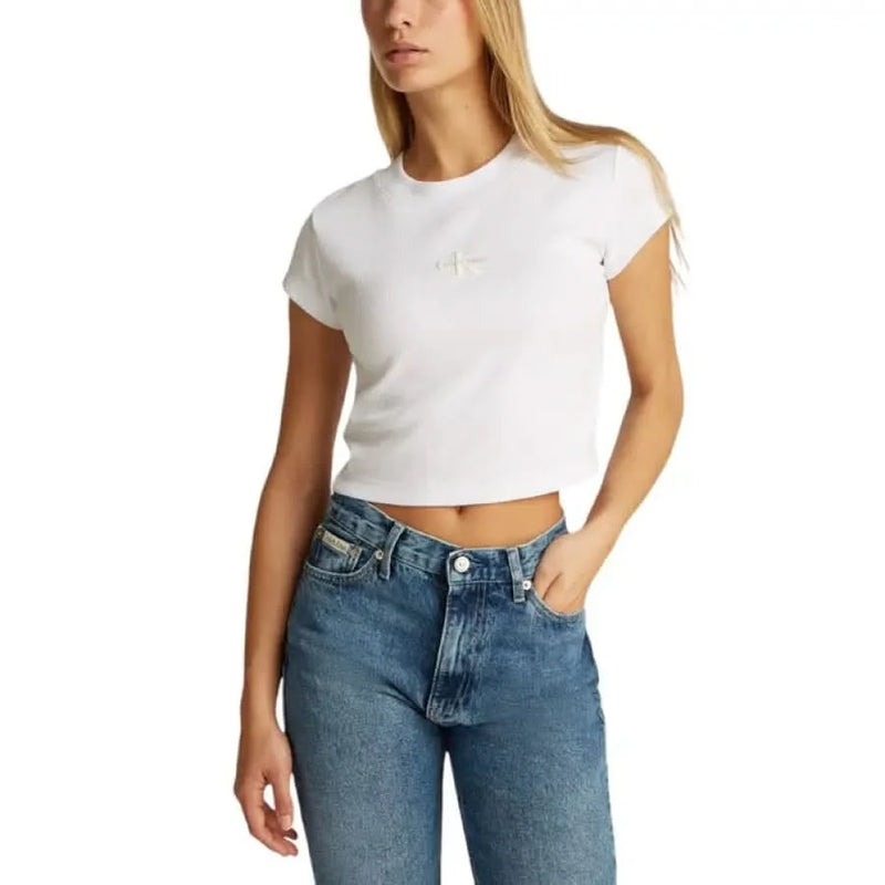 White cropped t-shirt with short sleeves and blue jeans from Calvin Klein Jeans