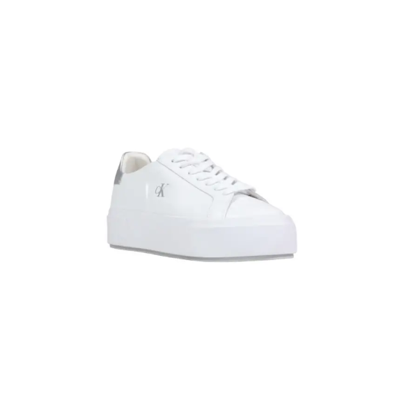 tragen Sie minimalistische Sneakers für smart-casual Büros
