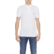 White polo shirt paired with blue jeans, ideal for casual and stylish looks
