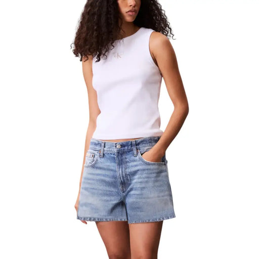 Weißes, geripptes, ärmelloses Tanktop mit Rundhalsausschnitt top kombiniert mit hellen Jeansshorts für Damen
