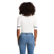 Pull blanc à manches courtes et col en V en maille côtelée top avec des bordures noires à l'encolure et aux poignets