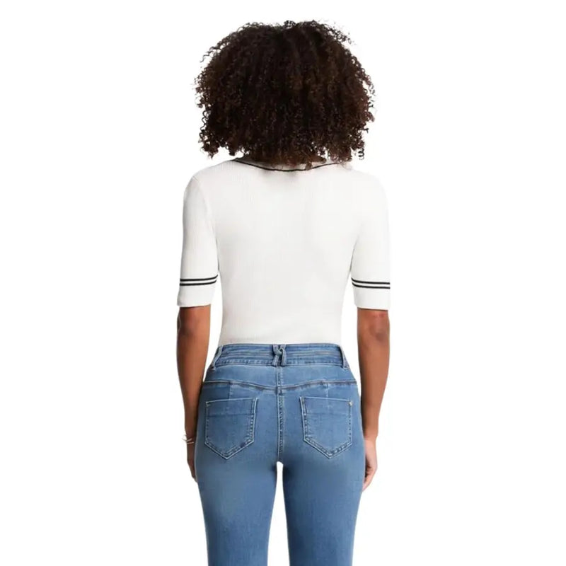 Pull blanc à manches courtes et col en V en maille côtelée top avec des bordures noires à l'encolure et aux poignets