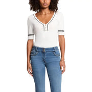 Pull blanc à manches courtes et col en V top avec des bordures festonnées noires et des boutons