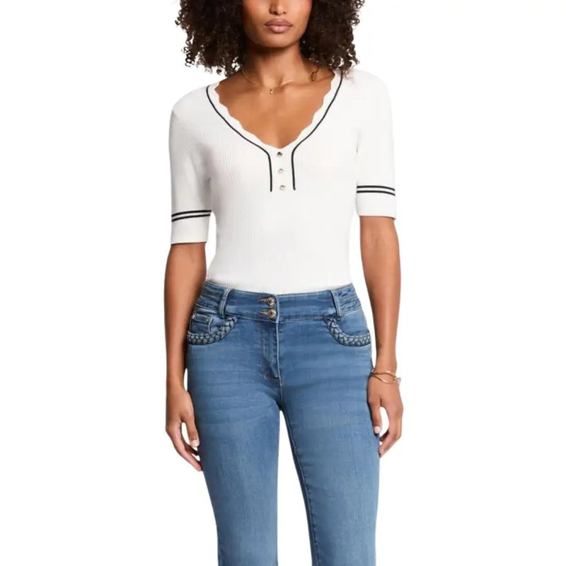 Pull blanc à manches courtes et col en V top avec des bordures festonnées noires et des boutons
