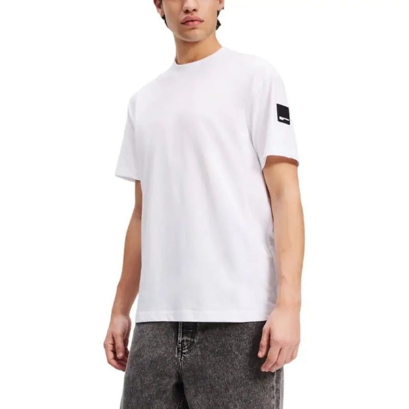 White short-sleeved T-shirt with black logo patch for a modern casual look