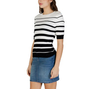 Gilet boutonné à manches courtes rayé blanc, rayures horizontales noires et blanches