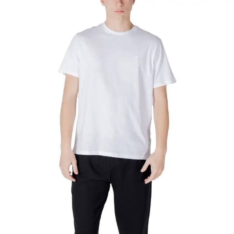 Men’s black short sleeve T shirt paired with white T-shirt and black pants