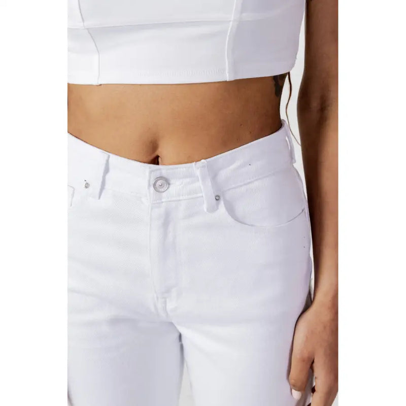 White women’s jeans in denim with a clean finish and classic five-pocket design for spring summer wear