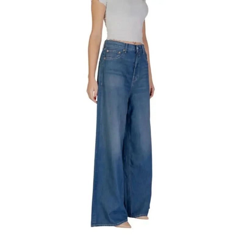 Wide-leg blue denim jeans with high waist from Replay featuring pockets for women