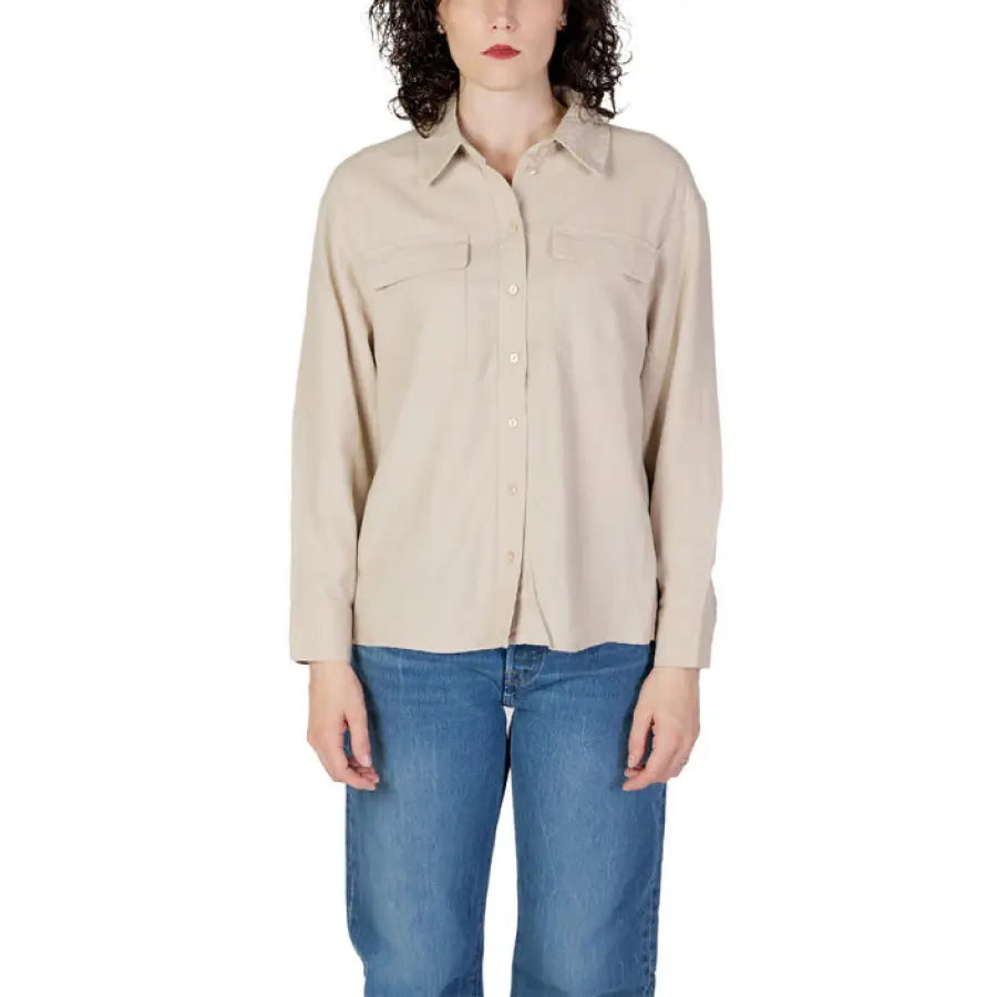 Woman in beige Only shirt and jeans showcasing urban city style fashion