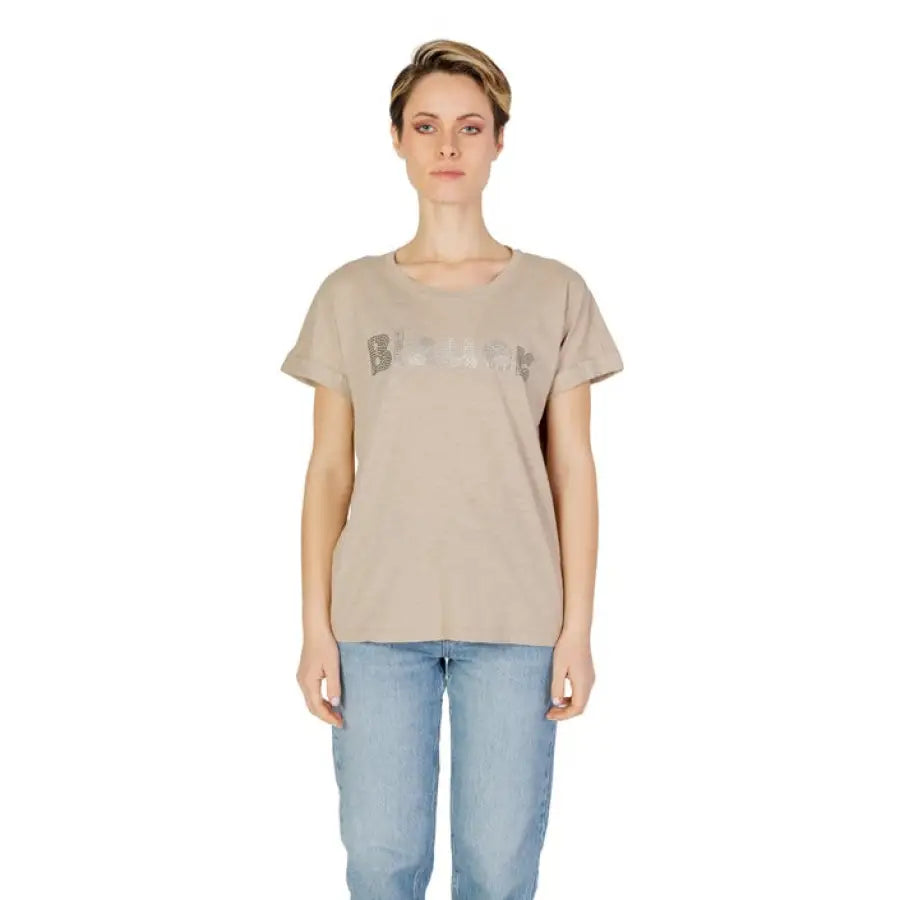 
                      
                        Woman in beige Blauer T-shirt with graphic for urban city style fashion
                      
                    