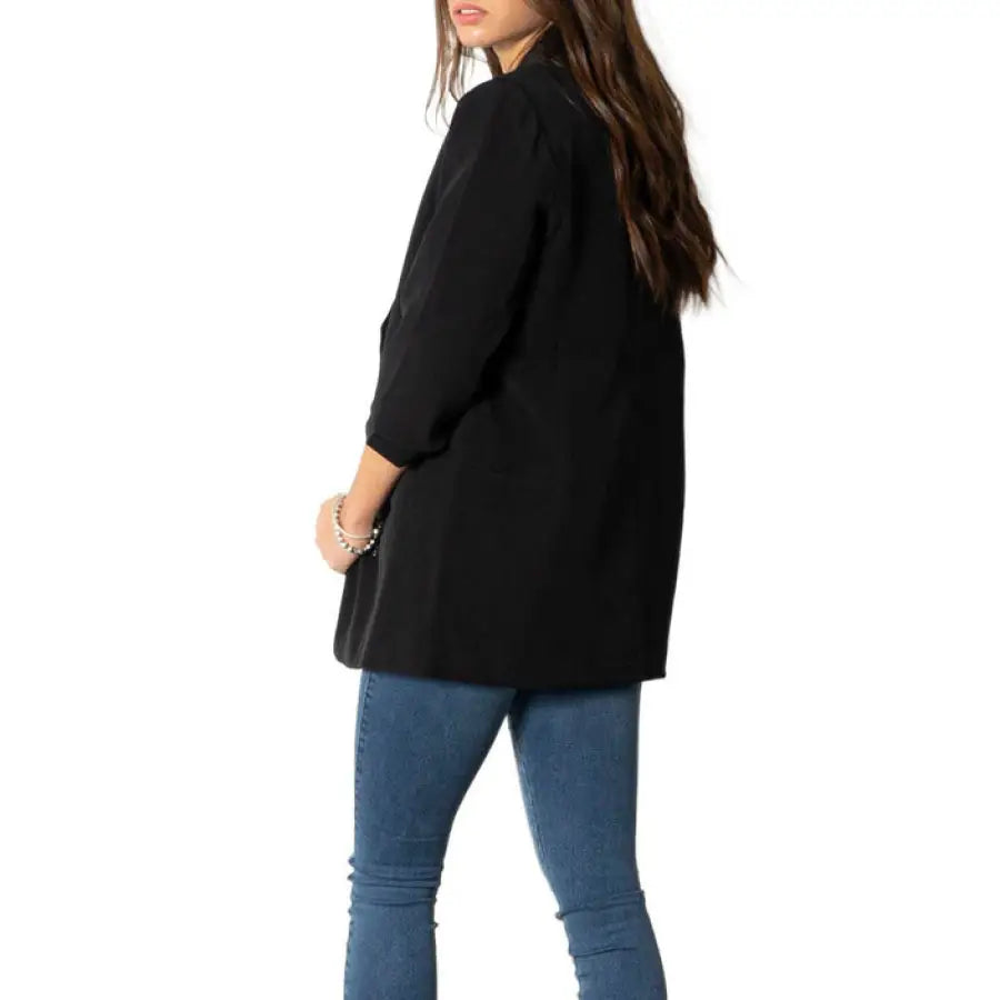 Urban style clothing: Woman in black blazer jacket from Only - Only Women Blazer