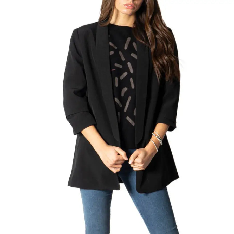 Urban style: Only Women Blazer - Woman in black jacket and jeans