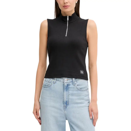 Frau trägt Calvin Klein Jeans weißer ärmelloser Rollkragenpullover mit Reißverschluss top und hell gewaschener Denim