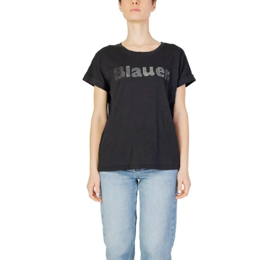 
                      
                        Woman in Blauer urban style clothing t-shirt with ’person’ print for urban city fashion
                      
                    