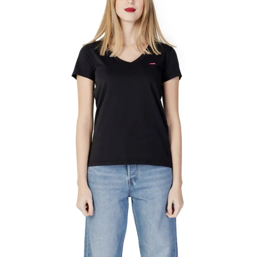 Levi’s women t-shirt in black with pink heart, showcasing urban style clothing