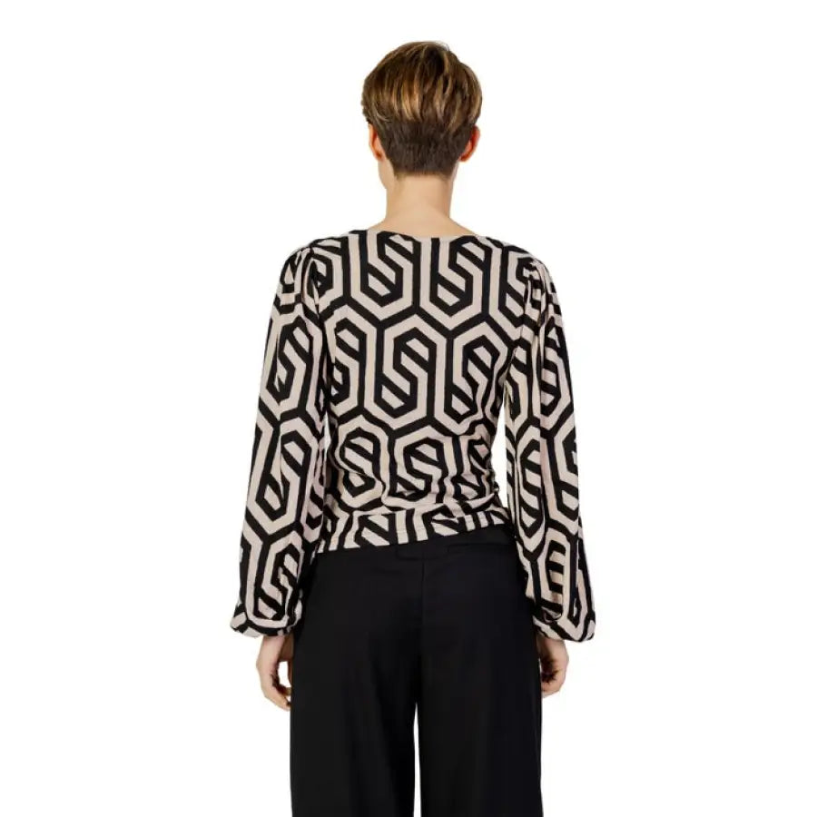 
                      
                        Woman in Jacqueline De Yong spring summer blouse with black and white pattern.
                      
                    