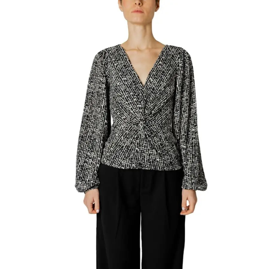 
                      
                        Woman in Jacqueline De Yong blouse, spring summer product, black and white pattern.
                      
                    