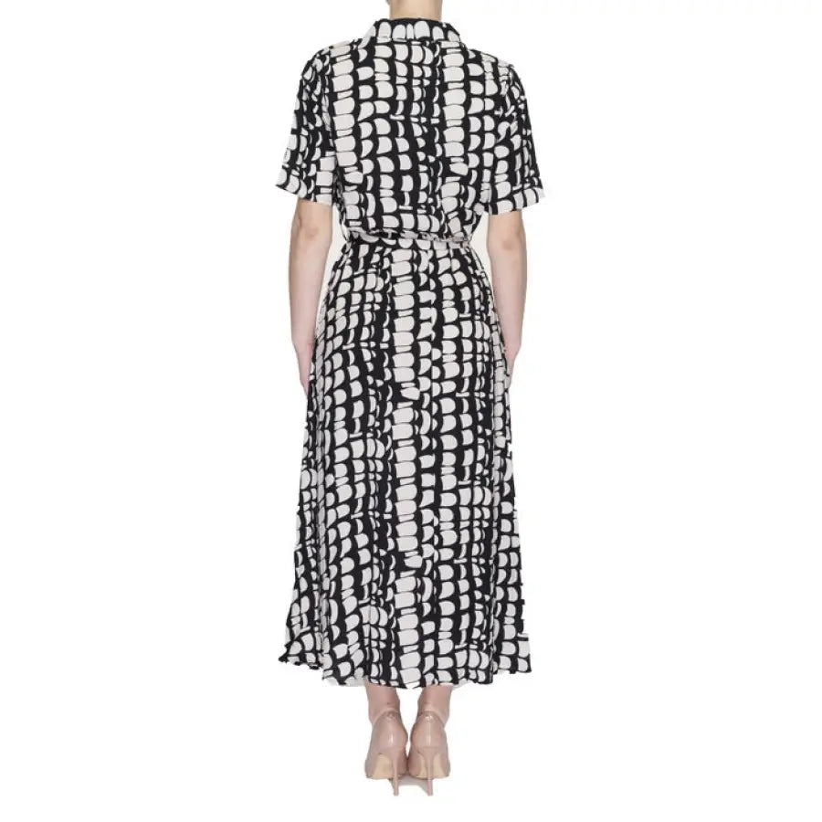Urban style: Woman wearing Jacqueline De Yong - Jacqueline De Yong black and white dress