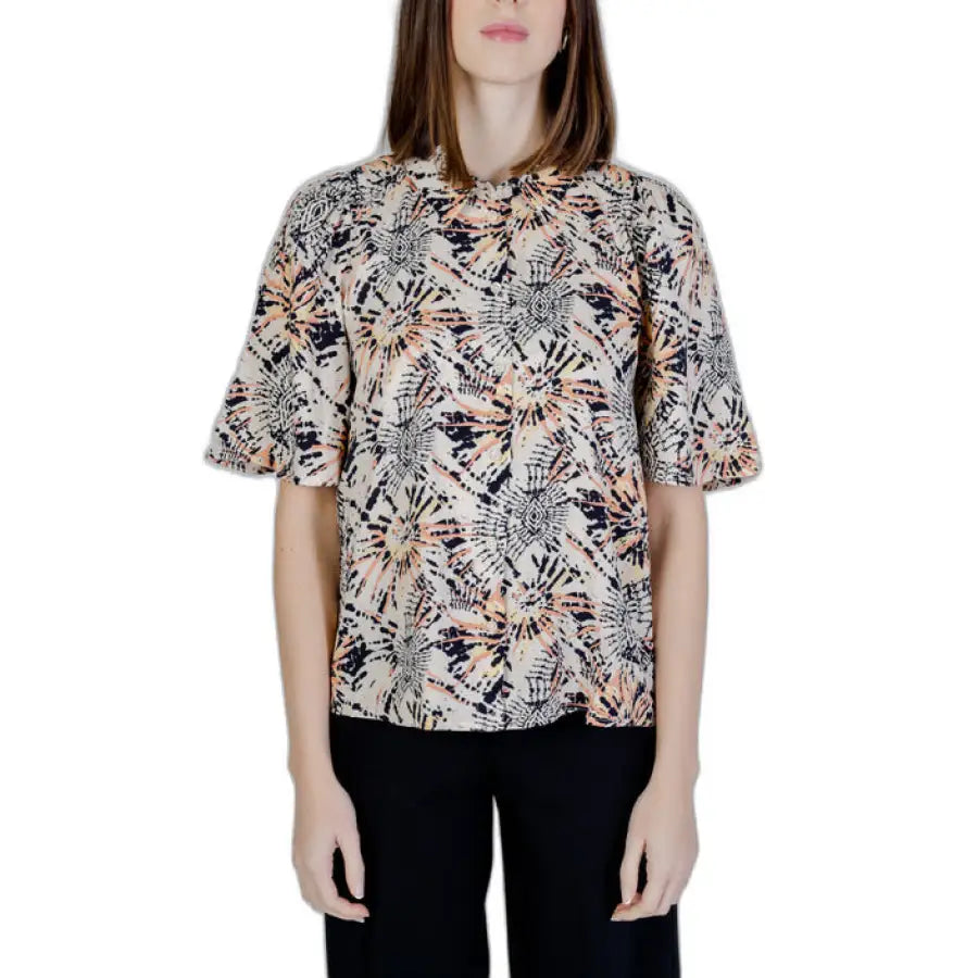 
                      
                        Woman in Jacqueline De Yong top with black and white pattern for urban city style
                      
                    