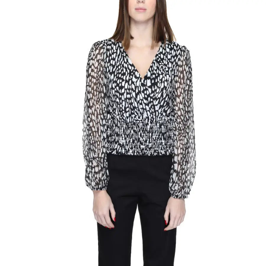 Woman in Morgan De Toi leopard print blouse, embracing urban city style fashion