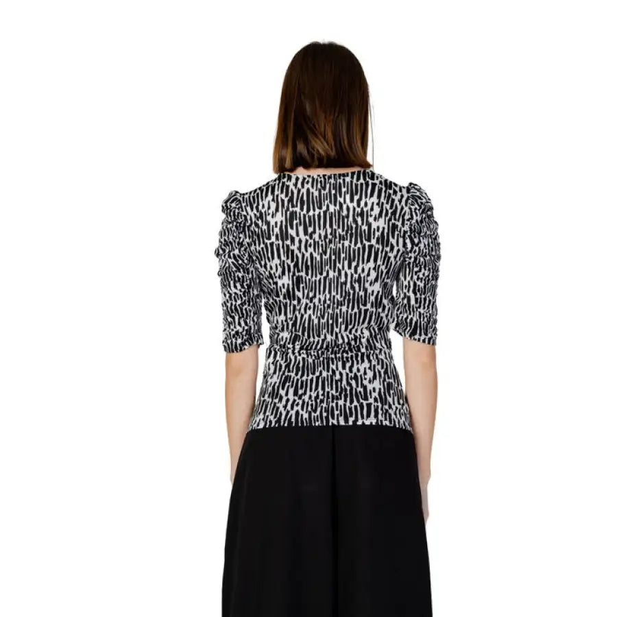 Woman in Morgan De Toi women t-shirt, black and white with leopard print