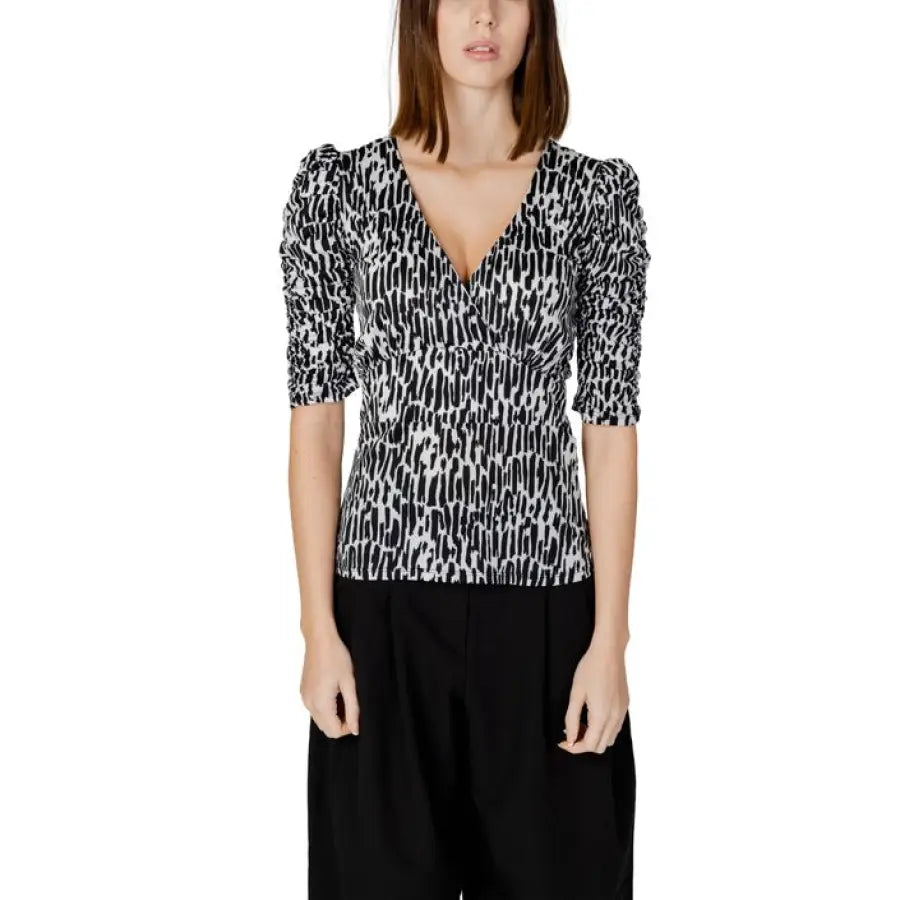 Woman in Toi Morgan black and white top with leopard print - Toi Women T-Shirt