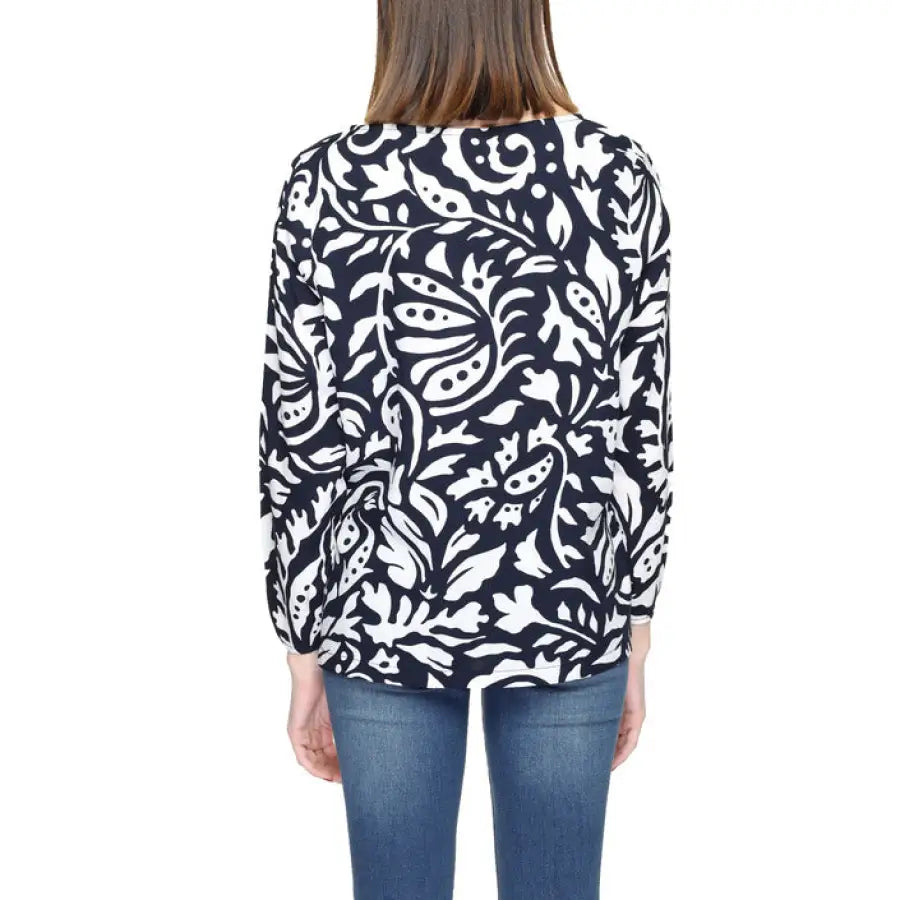 Urban style: Woman in black and white patterned Street One blouse - Street One Clothing