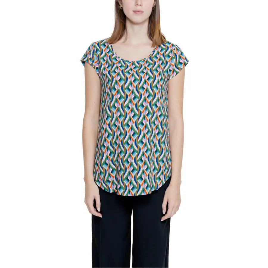 Urban style: Only Women Blouse - colorful patterned top worn by a trendy woman