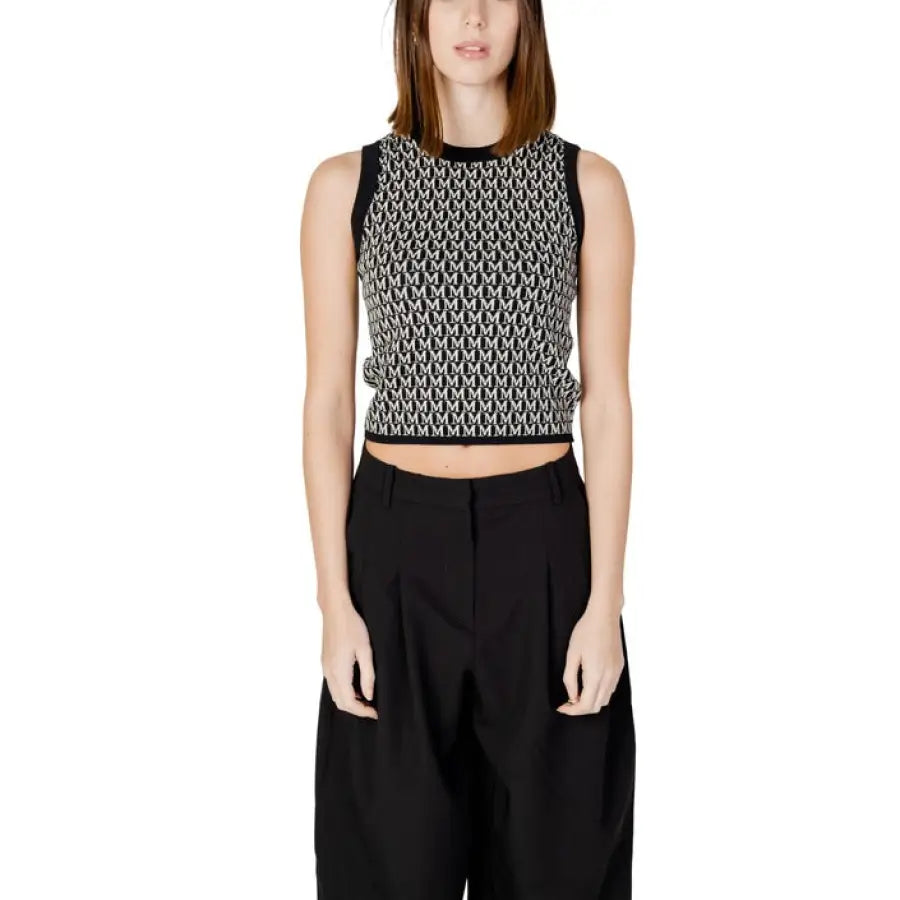 Woman in toi women knitwear crop top with black and white pattern