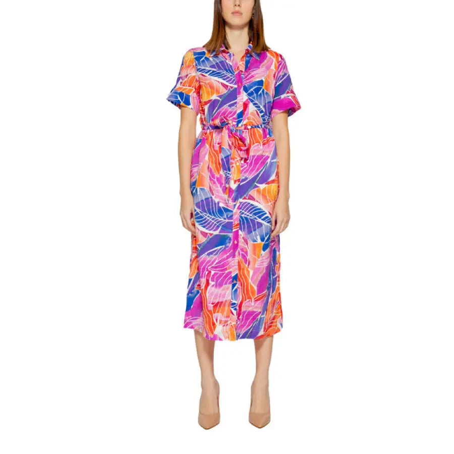 Urban chic: Woman in Vila Clothes dress with tropical print. Shop now at Vila Clothes