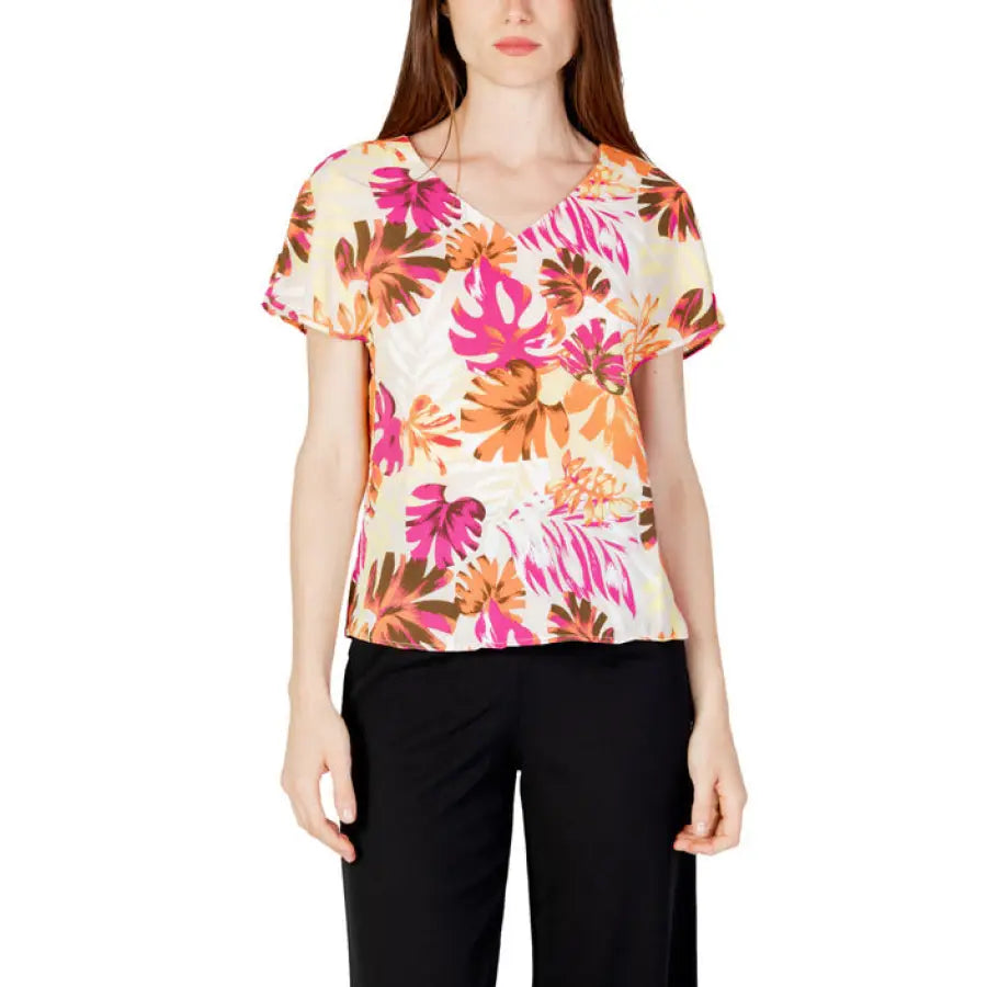 Urban style: Only Women Blouse - Floral Top - Trendy, stylish clothing for women