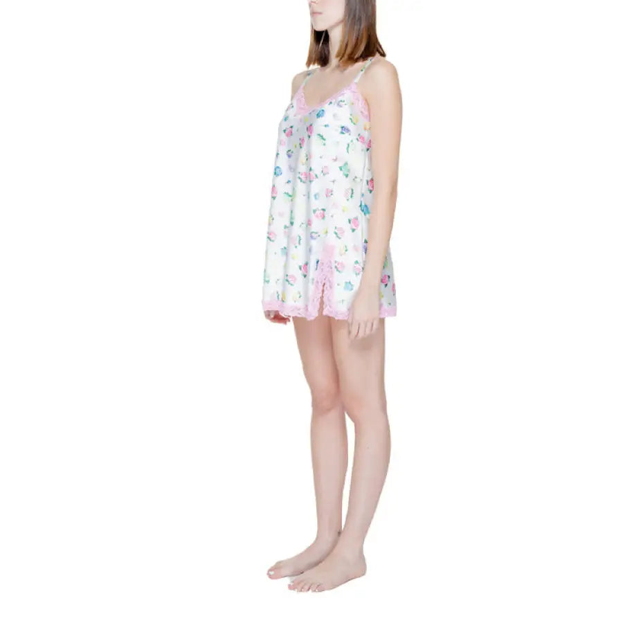 
                      
                        Chiara Ferragni in floral print pajamas, embodying urban style clothing fashion
                      
                    