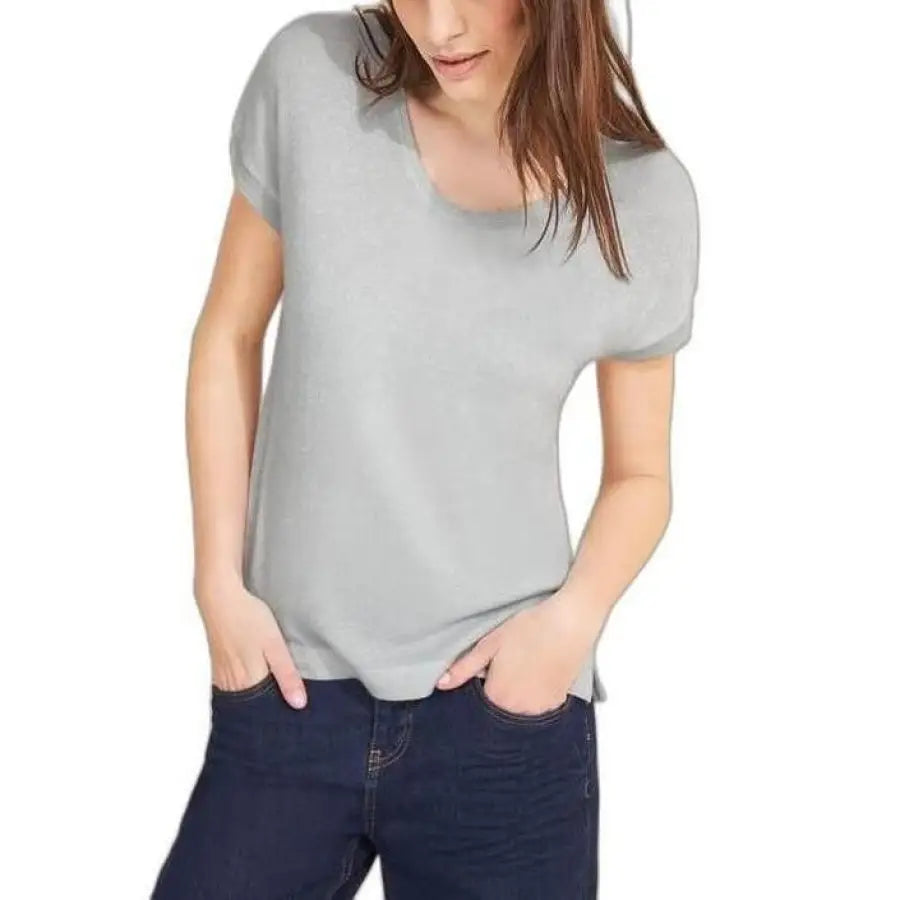 
                      
                        Woman in Street One T-Shirt embodies urban city fashion with gray shirt and jeans
                      
                    