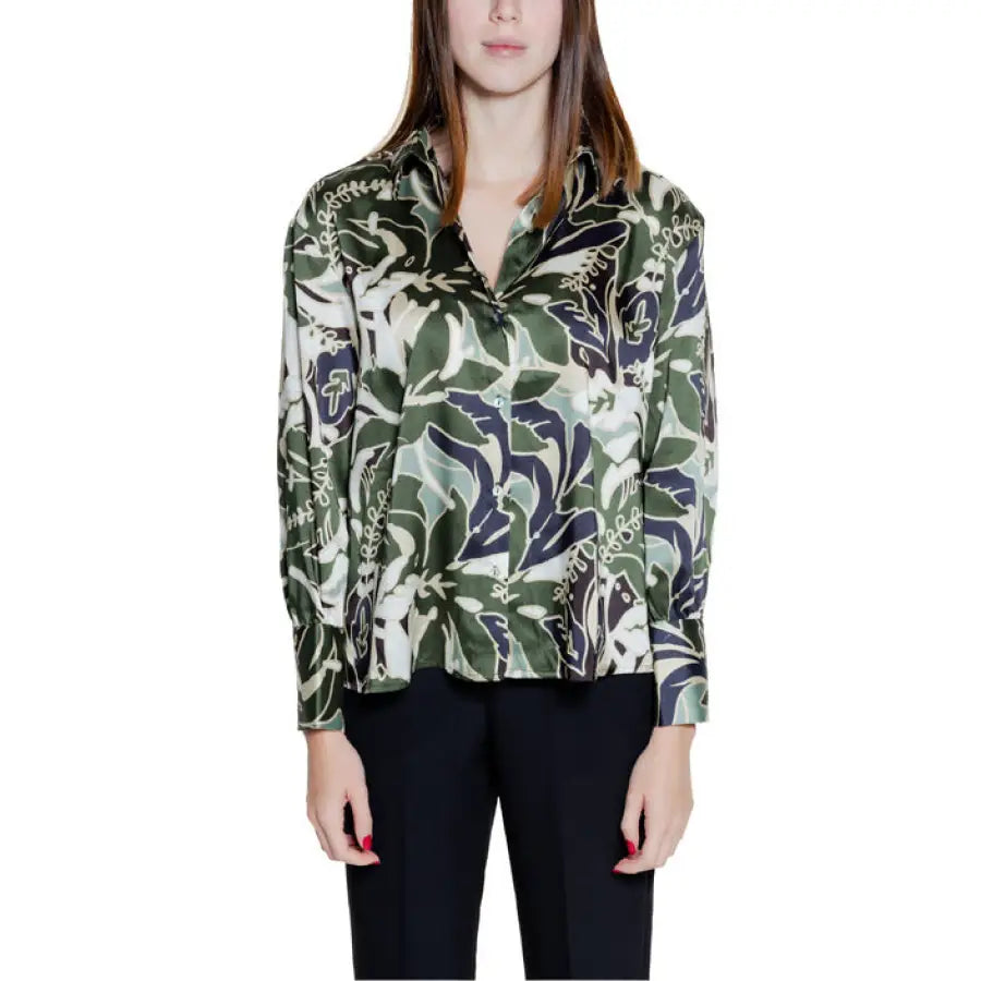 Urban style clothing: Woman in green and black floral Only Women Blouse