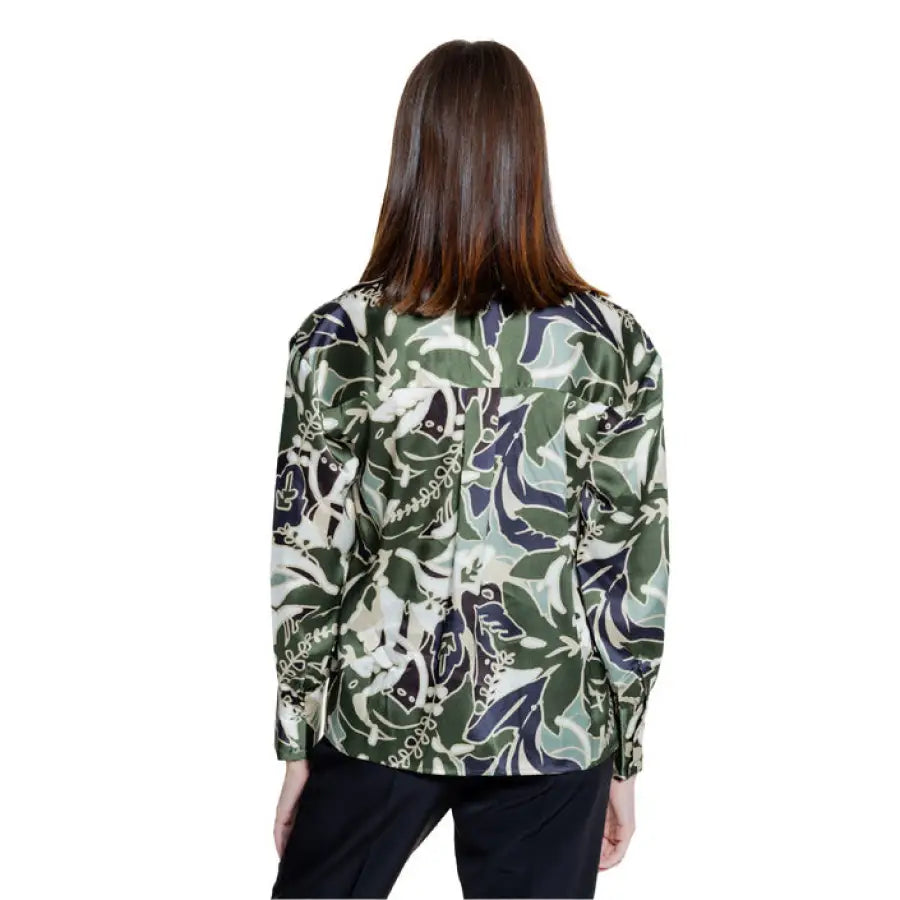 Urban style: Woman in green and blue floral print jacket - Only Women Blouse