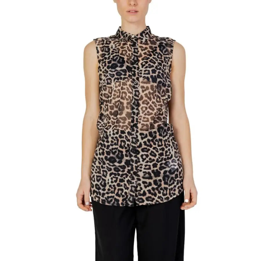 
                      
                        Woman in Guess women blouse, leopard print for spring summer product
                      
                    
