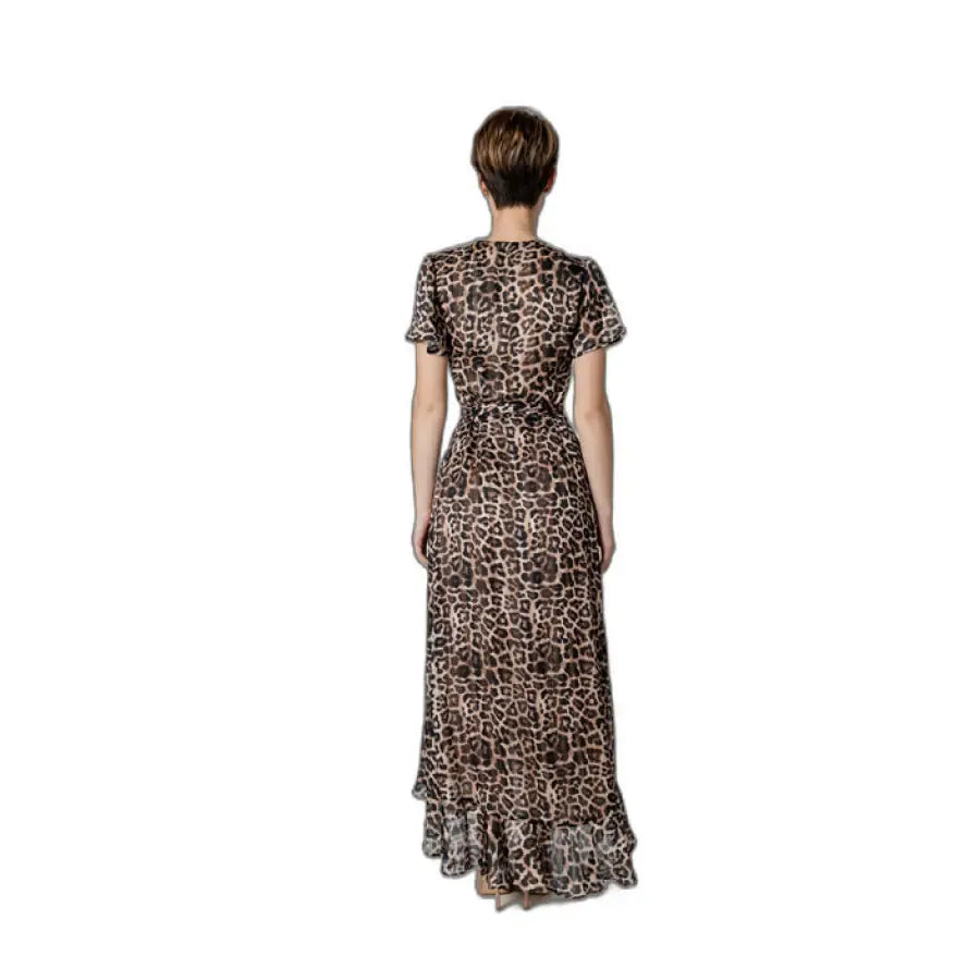 Urban style: Woman wearing a leopard print Guess dress - Guess Women Dress