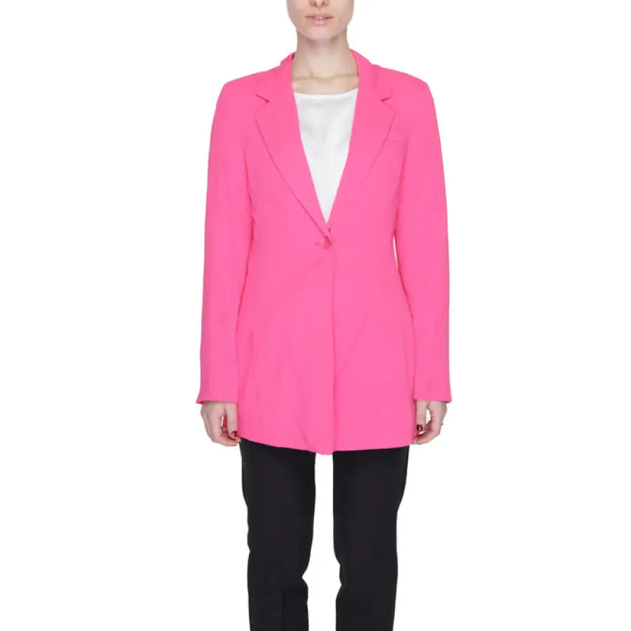 Woman in pink blazer jacket, Vero Moda - urban fashion