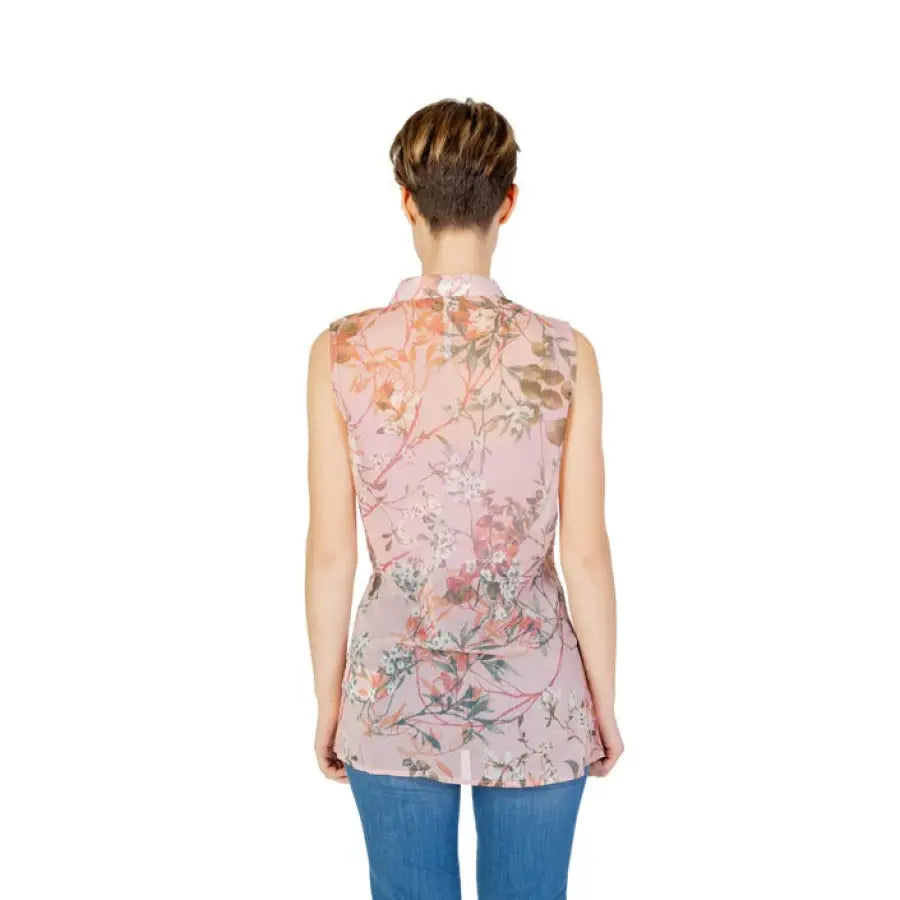 
                      
                        Woman in Guess women blouse, pink floral design, spring summer product.
                      
                    