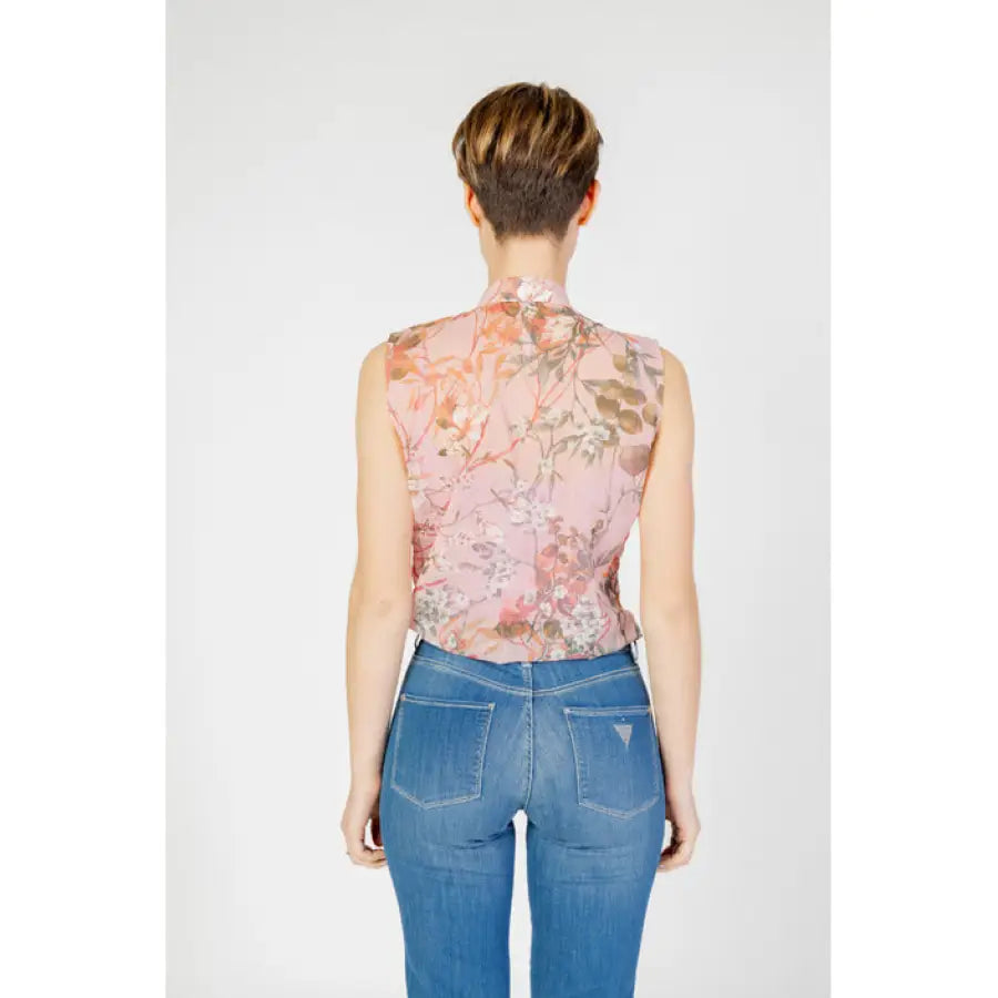 
                      
                        Guess women blouse in pink floral for spring summer, back view.
                      
                    