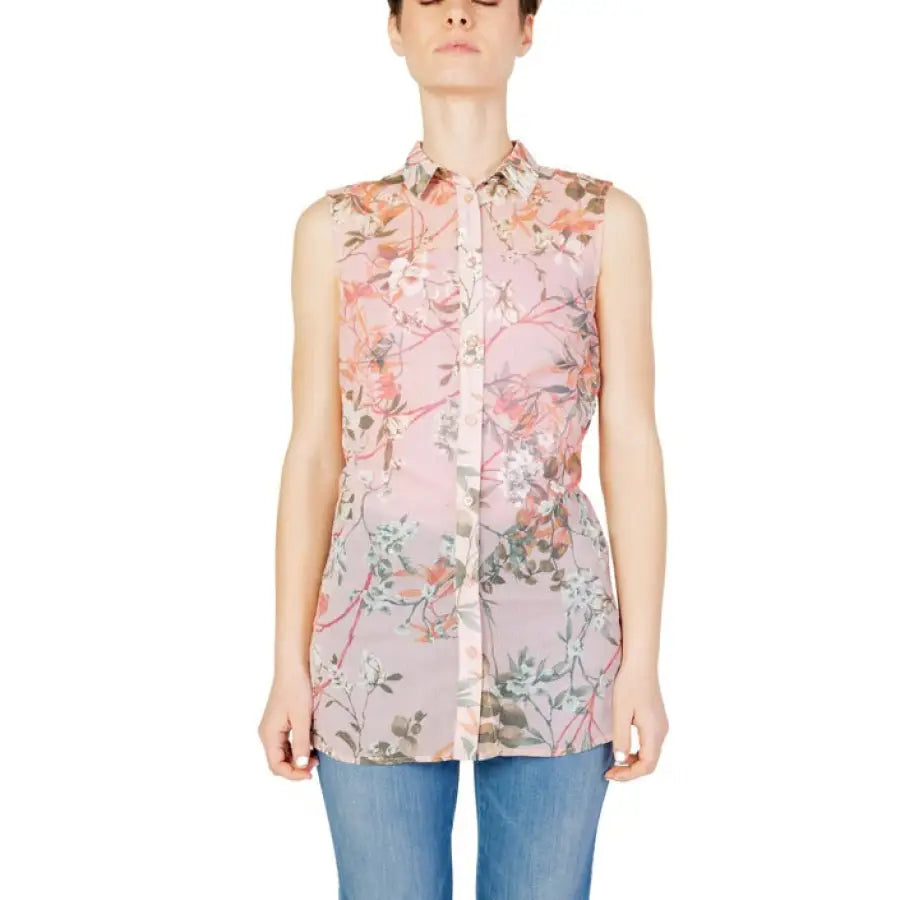 
                      
                        Woman in Guess Women Blouse with pink floral design for spring summer.
                      
                    
