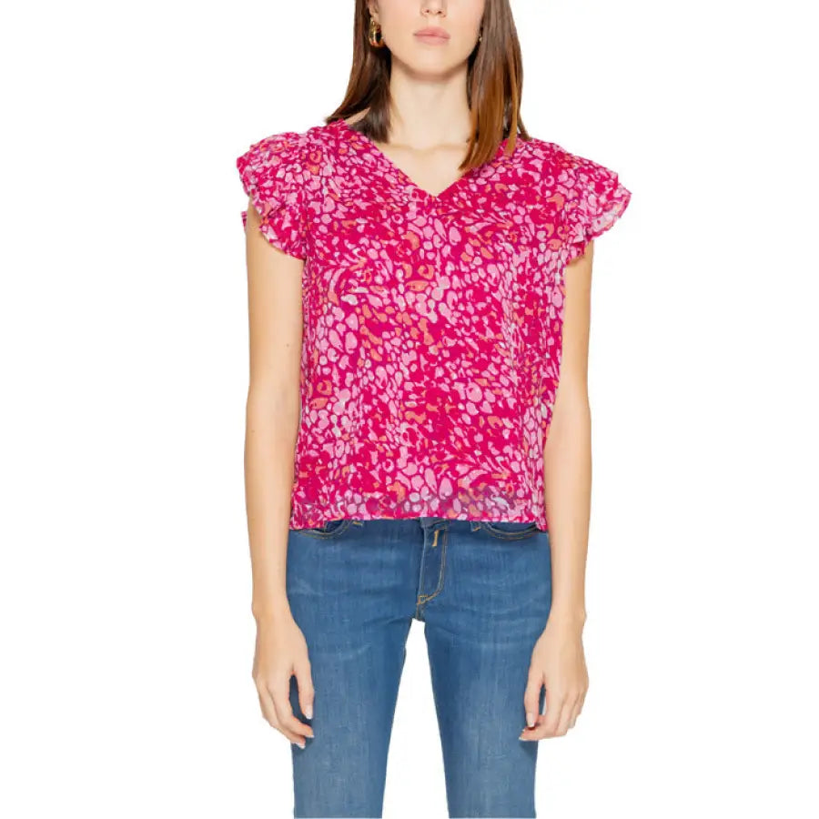 Urban style: A woman wearing ’Only - Only Women Blouse’ in pink with a floral print