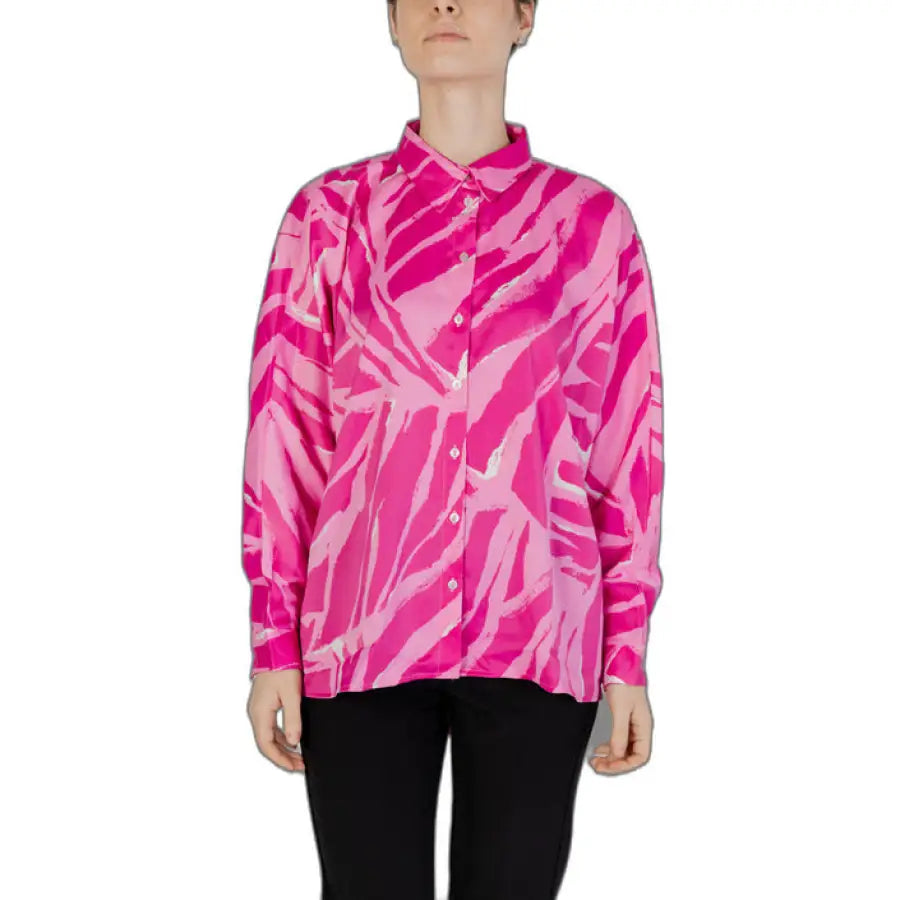 Woman in pink urban style clothing shirt with white pattern for city fashion