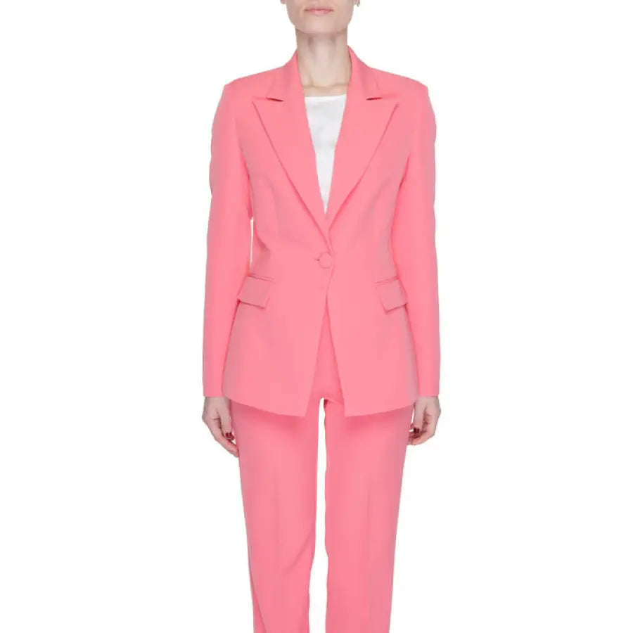 Urban style clothing: Woman in a pink Silence - Silence Women Blazer