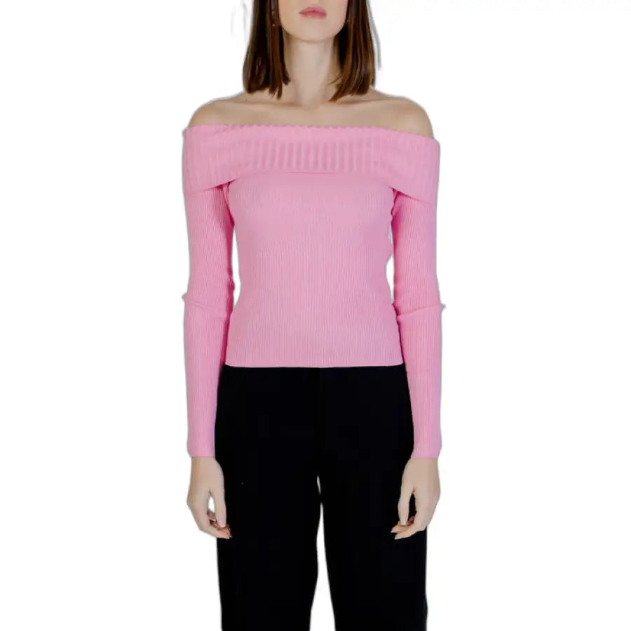 
                      
                        Woman in pink sweater from Only Women Knitwear, embodying urban city fashion
                      
                    